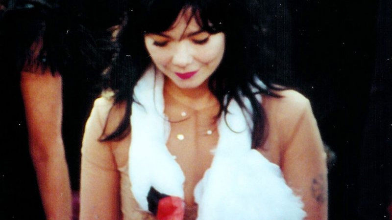 Björk com o vestido cisne no Oscar de 2001