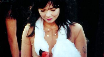 Björk com o vestido cisne no Oscar de 2001 - Cristiano Del Riccio via Wikimedia Commons