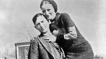 Clyde Barrow (à esq.) e Bonnie Parker (à dir.) - Domínio Público, via Wikimedia Commons