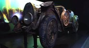 Fotografia frontal da Bugatti deteriorada - Divulgação / YouTube / Robb Report