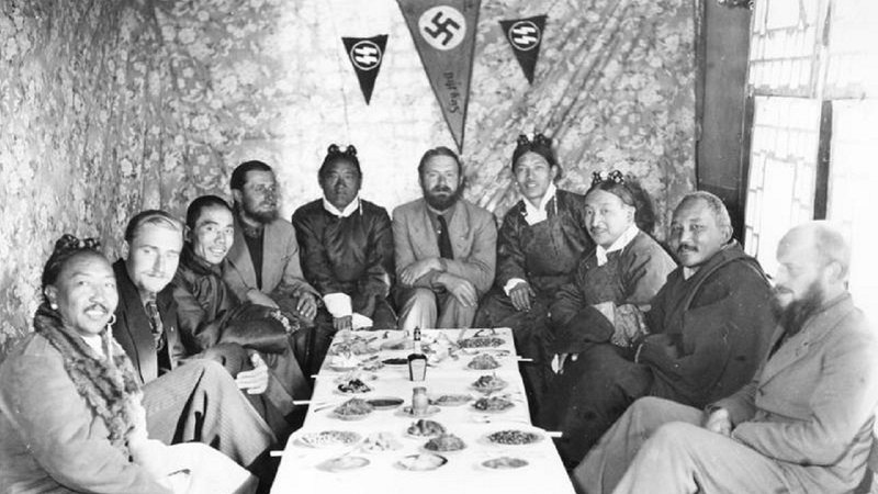 Membros da expedição estão entretendo alguns tibetanos - German Federal Archive/Deutsches Bundesarchiv
