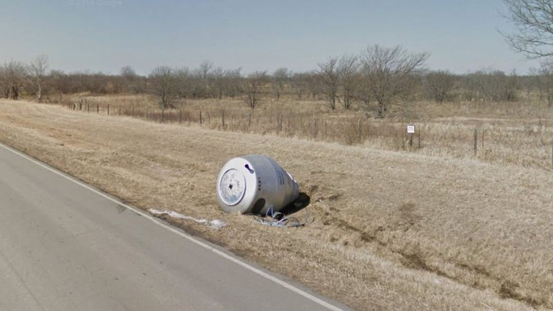Fotografia da suposta capsula tombada ao lado de rodovia - Divulgação / Google Street View
