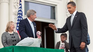 Obama fazendo gesto de "benção" com as mãos em um peru - Domínio Público