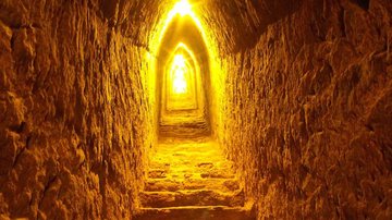 Túnel interno da Grande Pirâmide de Cholula - Foto por diego_cue pelo Wikimedia Commons