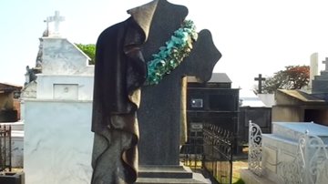 O túmulo da Mulher da Capa Preta, símbolo da lenda urbana de Maceió - Reprodução/O Cangaço na Literatura/YouTube