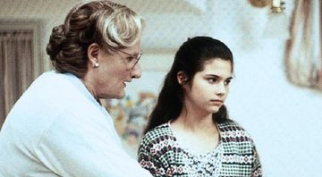 Robin Williams e Lisa Jakub em cena no filme Uma Babá Quase Perfeita (1993) - Divulgação/20th Century Fox