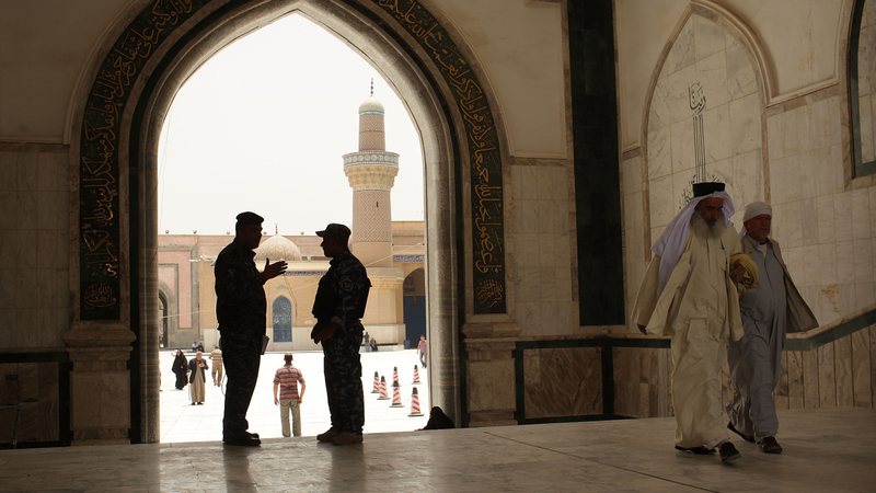 Sunitas andam dentro da Mesquita Abdulqadir AlGeilani no ano de 2011 em Bagdá, Iraque - Getty Images