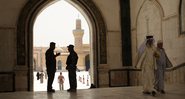 Sunitas andam dentro da Mesquita Abdulqadir AlGeilani no ano de 2011 em Bagdá, Iraque - Getty Images