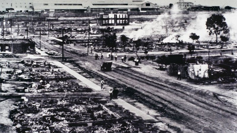 Cidade de Tulsa em chama em 1 de junho de 1921 - Wikimedia Commons