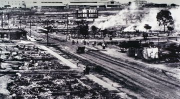 Cidade de Tulsa em chama em 1 de junho de 1921 - Wikimedia Commons