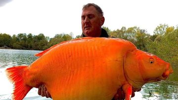 Andy Hackett com a carpa enorme que ele capturou, com 30 quilos - Reprodução/Facebook