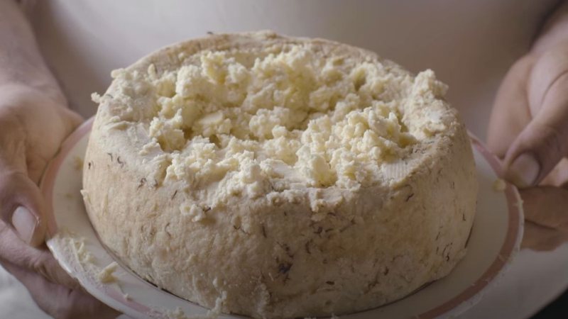 Trecho de vídeo mostrando fabricação do queijo citado