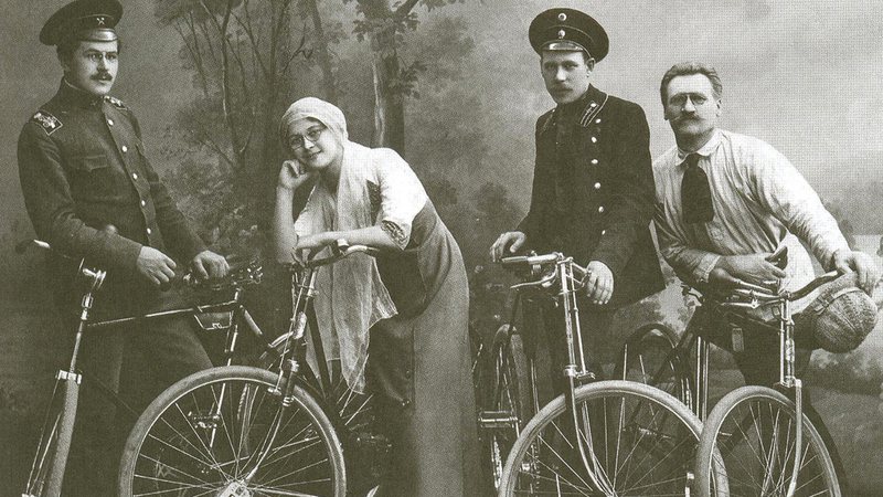 Fotografia de ciclistas do Império Russo - Domínio Público/ Creative Commons/ Wikimedia Commons