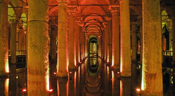 Fotografia da suntuosa estrutura da Cisterna da Basílica - Moise Nicu/ Creative Commons/ Wikimedia Commons