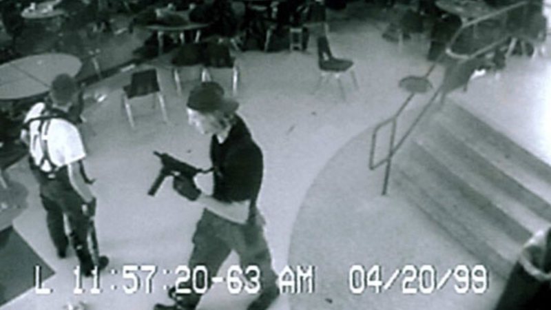 Imagem de câmera de segurança da escola no momento do ataque em Columbine - Reprodução/Vídeo/YouTube