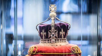 Coroa da Rainha Mãe adornada com réplica do diamante Koh-i-Noor - AlinavdMeulen/ Creative Commons/ Wikimedia Commons