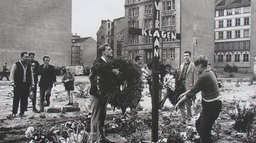 Cruz erguida em homenagem a Peter Fechter, uma das primeiras vítimas do Muro de Berlim - Foto por Blunt. pelo Wikimedia Commons