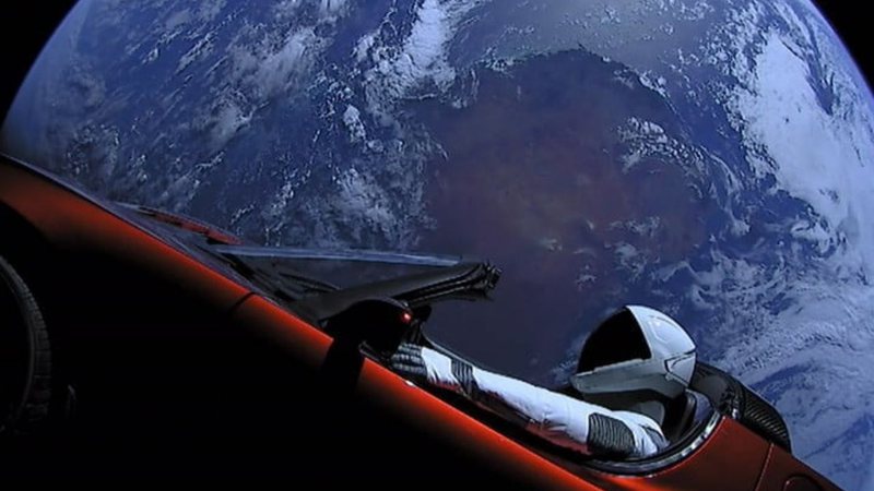 Imagem de Starman (boneco no volante do carro) com Terra ao fundo - Wikimedia Commons