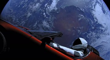 Imagem de Starman (boneco no volante do carro) com Terra ao fundo - Wikimedia Commons