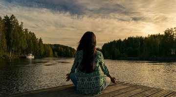 Imagem meramente ilustrativa de mulher meditando - Divulgação/Pixabay