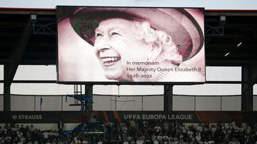 Fotografia de partida de futebol realizada na Suíça no dia da morte da rainha - Getty Images