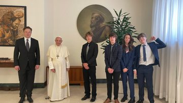Foto publicada por Elon Musk em visita ao Papa Francisco, junto com os filhos Damian, Kai, Saxon e Griffin - Divulgação / Redes sociais