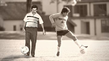 Manipulação digital de Pablo Escobar jogando bola com Maradona - Getty Images e Reprodução