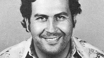 Emblemática foto de Pablo Escobar - Domínio Público via Wikimedia Commons