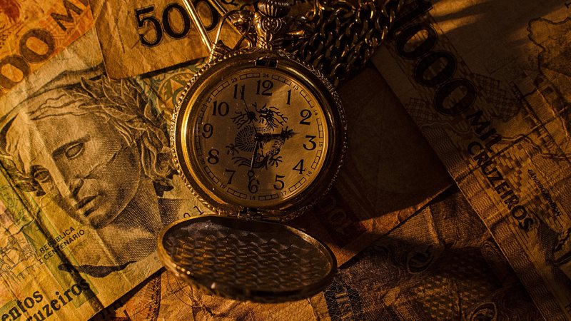 Imagem meramente ilustrativa de cédulas brasileiras e relógio de bolso - Divulgação/Pixabay