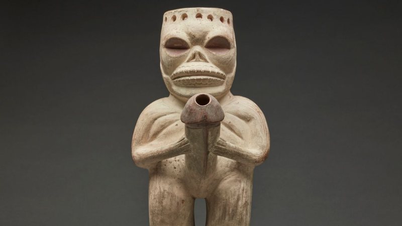 Fotografia de escultura pré-colombiana em exibição no local