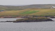 Foto de Forvik com a ilha de Papa Stour ao fundo - Robbie via Wikimedia Commons