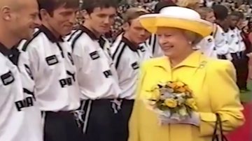 Rainha Elizabeth II cumprimentando jogadores de futebol ingleses - Reprodução/YouTube/TJ Sports USA