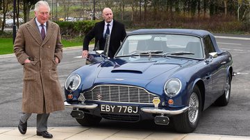 Charles III ao lado de seu Aston Martin - Getty Images