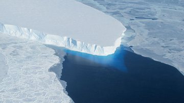 Fotografia aérea da geleira Thwaites - Foto por NASA via Wikimedia Commons