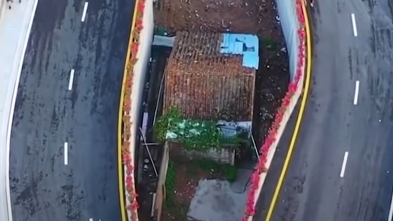 Vista aérea da casa localizada entre duas pistas da ponte Haizhuyong - Divulgação / Youtube / South China Morning Post