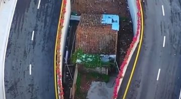 Vista aérea da casa localizada entre duas pistas da ponte Haizhuyong - Divulgação / Youtube / South China Morning Post