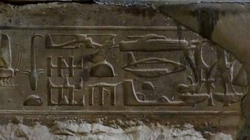Fotografia mostrando hieróglifos egípcios que se assemelham a helicópteros da atualidade - Foto por Olaf Tausch pelo Wikimedia Commons