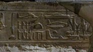 Fotografia mostrando hieróglifos egípcios que se assemelham a helicópteros da atualidade - Foto por Olaf Tausch pelo Wikimedia Commons