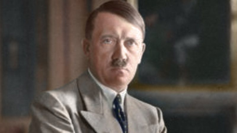 Fotografia de Adolf Hitler colorida digitalmente - Foto por JMK pelo Wikimedia Commons