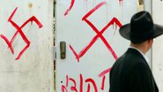 Judeu observa uma pichação antissemita em Petah Tikva, perto de Tel Aviv, no centro de Israel - Getty Images