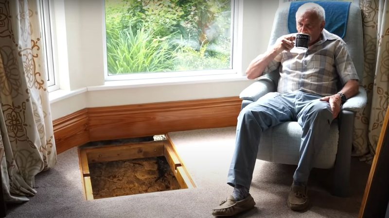 Vovô britânico com o poço que descobriu em sua casa - Divulgação/ Youtube/ Caters Clips