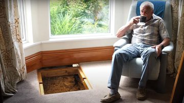 Vovô britânico com o poço que descobriu em sua casa - Divulgação/ Youtube/ Caters Clips