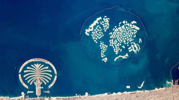 Fotografia aérea das ilhas artificiais na costa de Dubai - Domínio Público