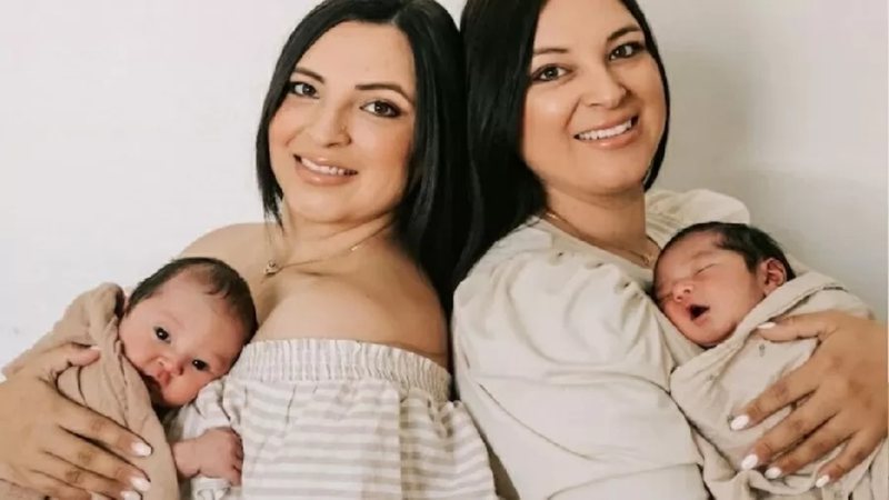 Gêmeas Erin Cheplak e Jill Justiniani com os filhos recém-nascidos. - Reprodução/Facebook