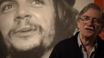 Juan Martin Guevara e imagem de Che ao fundo - Reprodução/Vídeo/YouTube