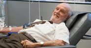 James Harrison durante uma doação de sangue - Divulgação/ Cruz Vermelha Australiana