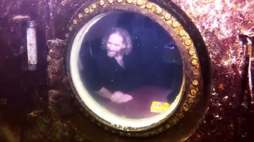 Professor em hotel subaquático pressurizado - Divulgação / Vídeo / YouTube