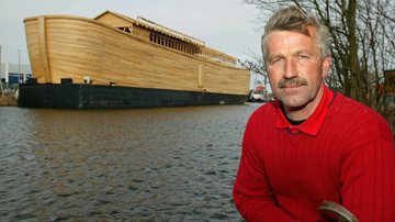 Fotografia do holandês Johan Huibers com a réplica da Arca de Noé ao fundo - Getty Images