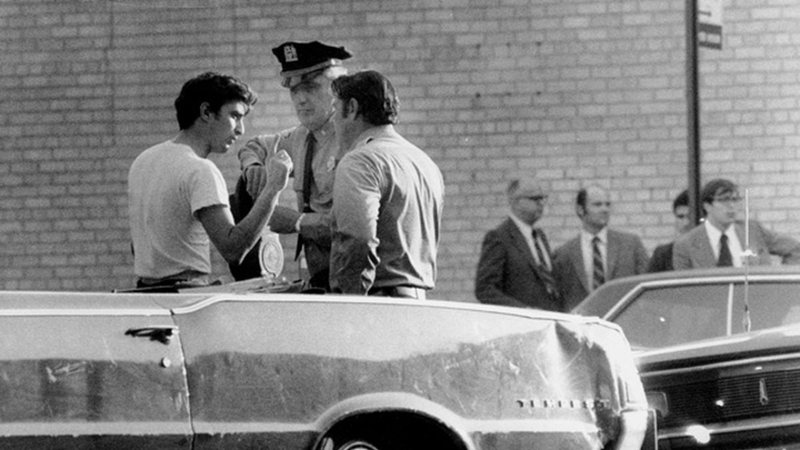 John Wojtowicz ao lado de policiais - Divulgação
