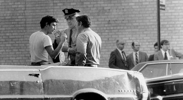 John Wojtowicz ao lado de policiais - Divulgação